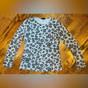 Gibson Cozy Fleece Fitted Top in Grey Leopard